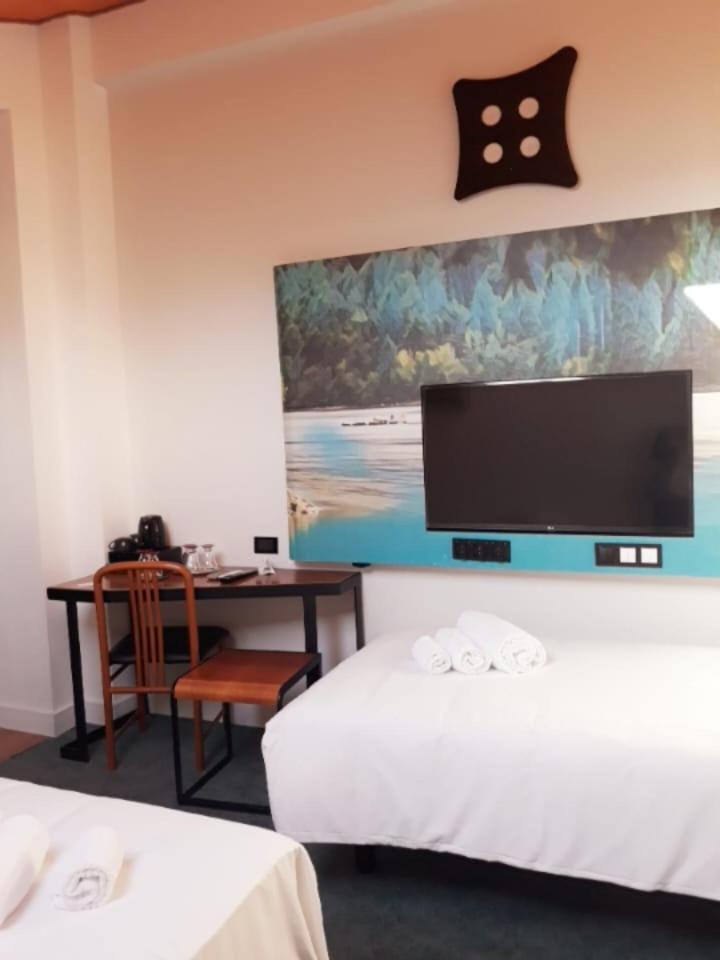 Hotel Celis Барчис Екстериор снимка