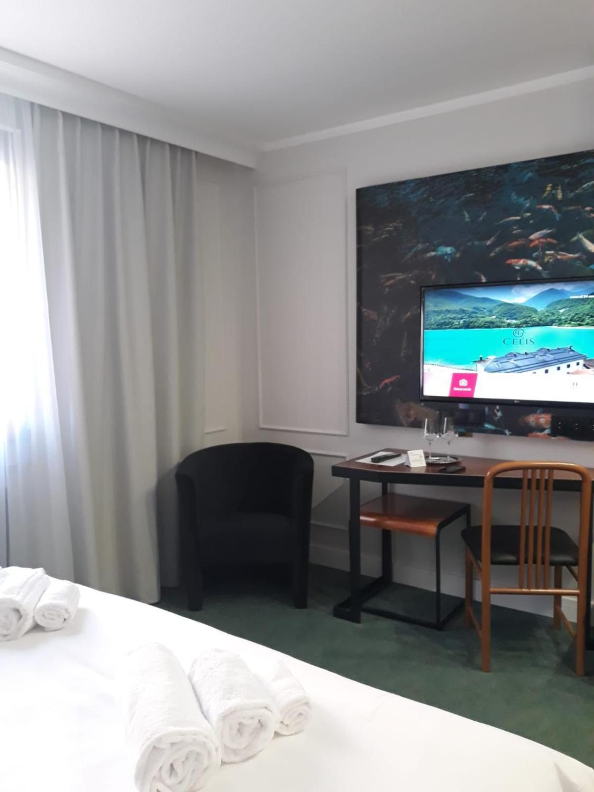 Hotel Celis Барчис Екстериор снимка